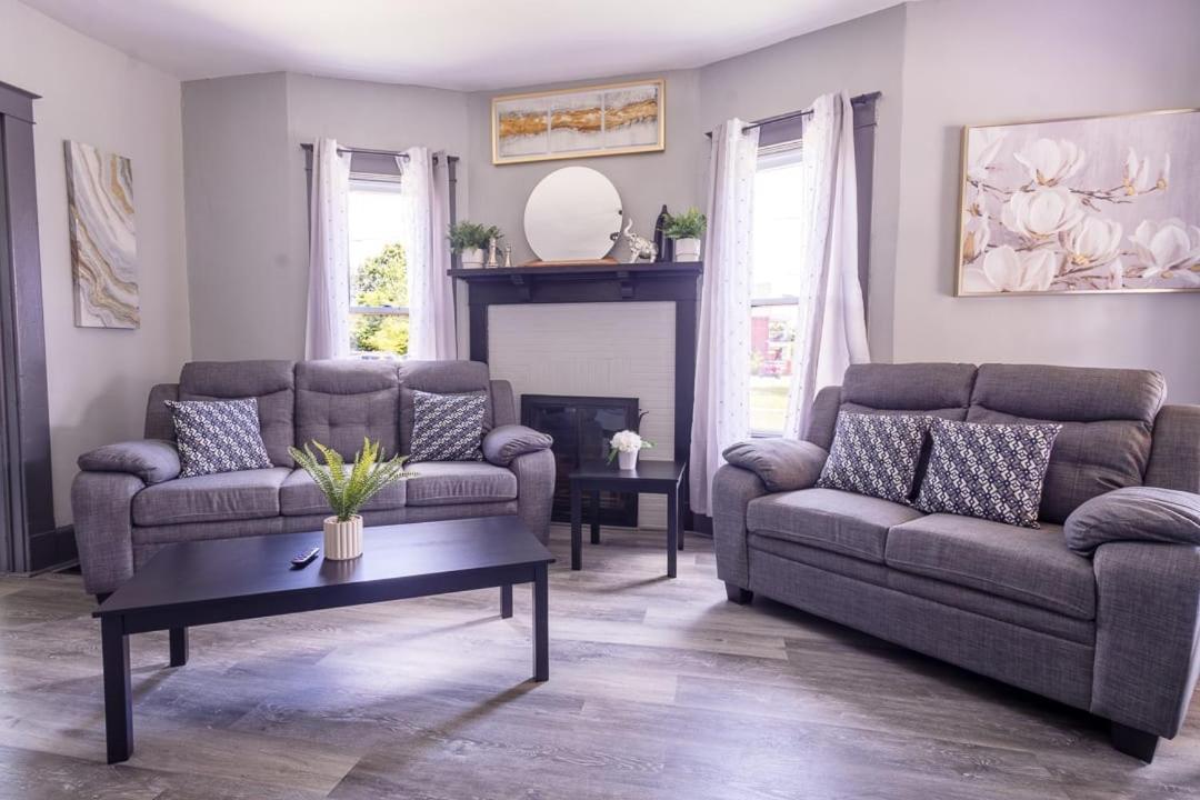 Comfortable 6br 2bath In The Heart Of Hébergement de vacances Niagara Falls